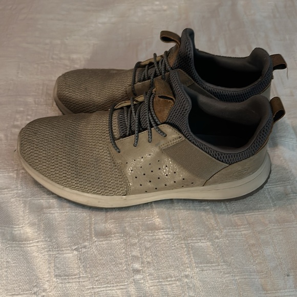 Skechers classic fit air cooled with memory foam. Size 10.5 US - Picture 3 of 7